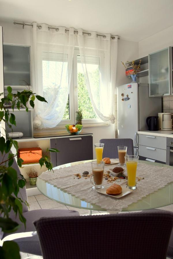 Apartment Marimar, Beachfront 1St Row 스플리트 외부 사진